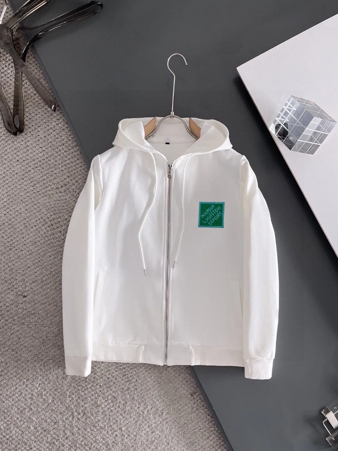 🅿️420 [LV Louis Vuitton] (Fat Man Gospel) hot-selling suit is coming. Focus on the original version of the official website. 2025 new hot-selling cardigan sweater suit. The original order is the best. 🇭🇰The meticulous work of top designers is dedicated to a fitting and perfect upper body effect. All-natural high-quality Roman cotton 100%, close-fitting comfort, noble and elegant! Original hardware embodies elegance and nobility! Counter size: M-5XL (maximum wear up to 220 pounds)